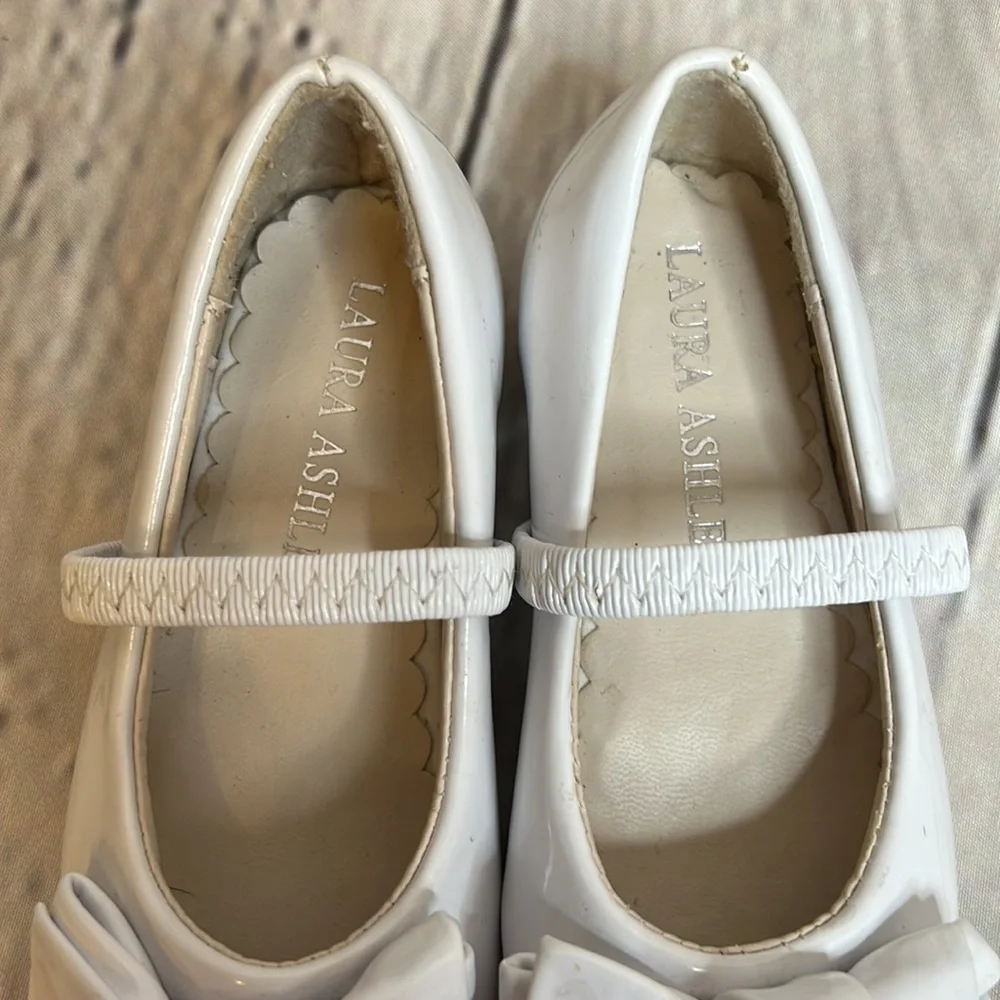 Laura Ashley White Mary Jane Bow Flats Girl’s Size 6 Excellent Condition